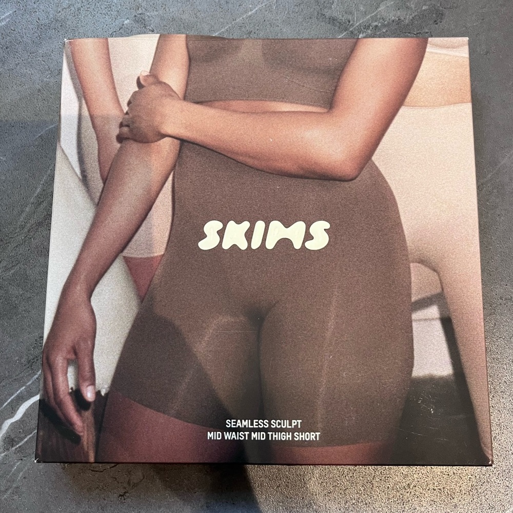 Skims seamless sculpt mid waist mid thigh short